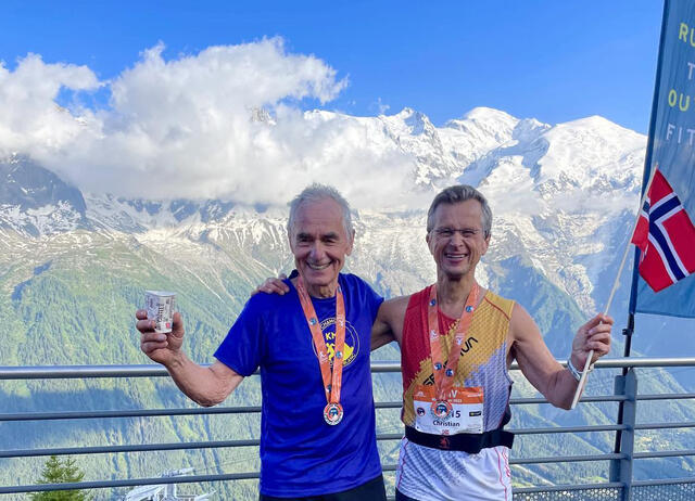 Trond Sundby og Christian Prestegaard ble belønna med utsikt over Mont Blanc etter at de hadde tatt seg opp den bratte Vertikal-løypa. (Foto: Marianne Hoff)