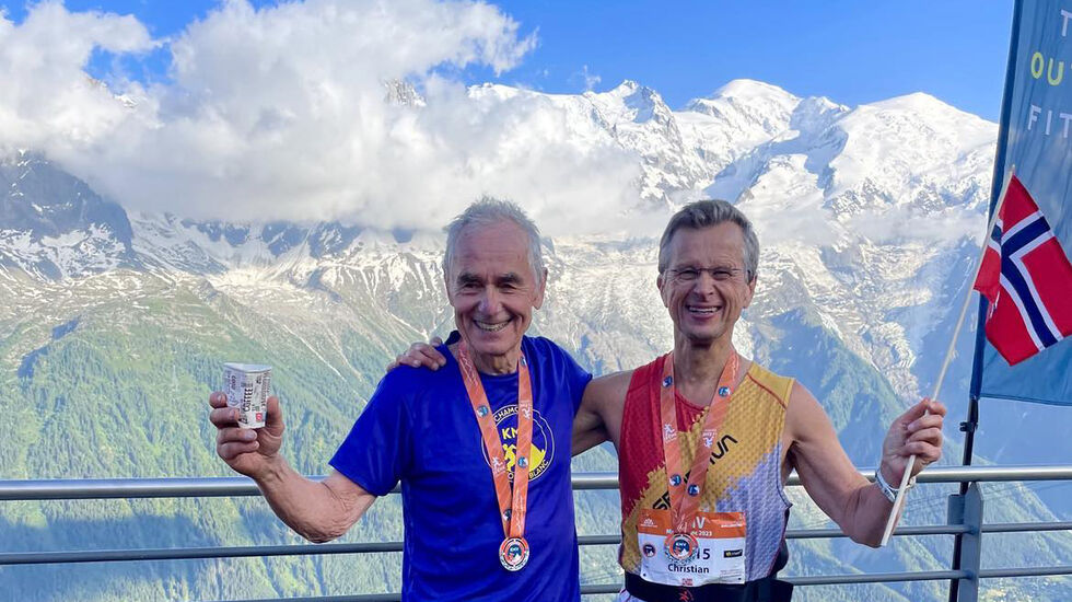 Trond Sundby og Christian Prestegaard ble belønna med utsikt over Mont Blanc etter at de hadde tatt seg opp den bratte Vertikal-løypa. (Foto: Marianne Hoff)