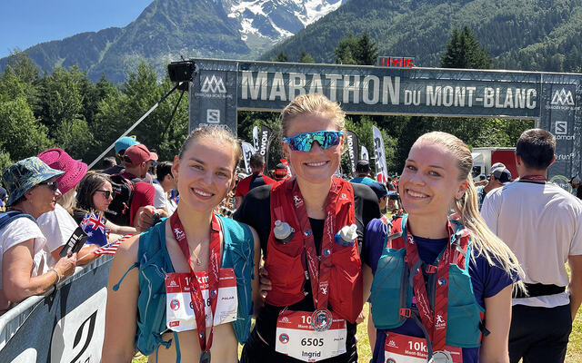 Elise Jenssen (til venstre), Ingrid Muri (midten) og Helene Anglevik kom alle høyt opp på resultatlista for 10 kilometeren i Mont Blanc Marathon. (Foto: Thorleif Nøkleby)