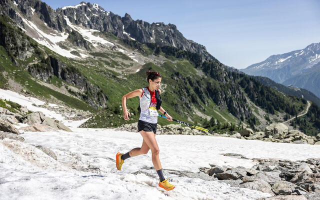 Cross-løypa har målgang på over 2000 meters høyde der det ennå ligger en god del snø. Mas Ribera Berta fra Andorra nærmer seg mål. (Foto: David-Gonthier, Mont Blanc Marathon)
