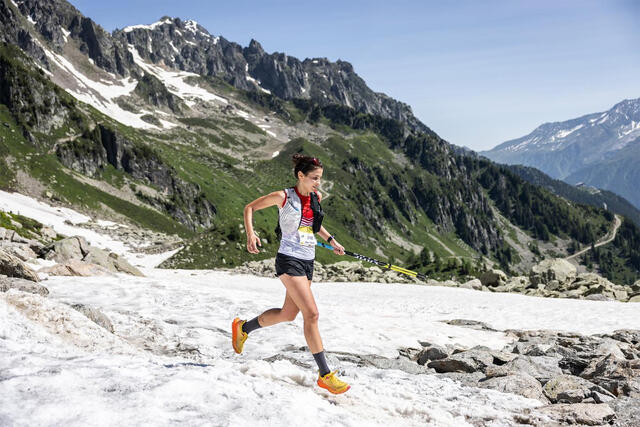 Cross-løypa har målgang på over 2000 meters høyde der det ennå ligger en god del snø. Mas Ribera Berta fra Andorra nærmer seg mål. (Foto: David-Gonthier, Mont Blanc Marathon)