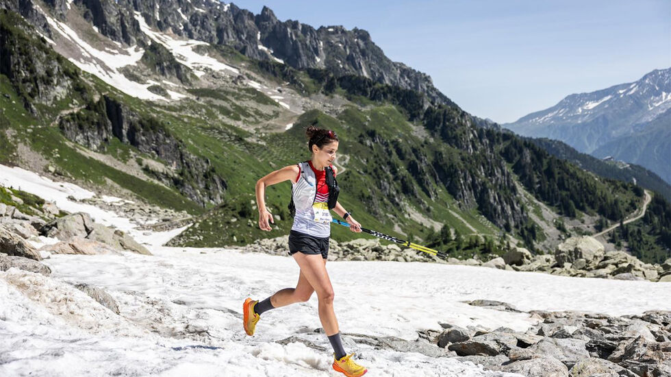 Cross-løypa har målgang på over 2000 meters høyde der det ennå ligger en god del snø. Mas Ribera Berta fra Andorra nærmer seg mål. (Foto: David-Gonthier, Mont Blanc Marathon) 