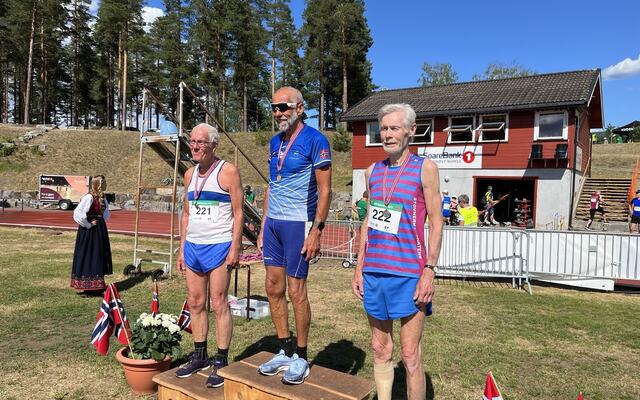 Premiepallen 3000 meter menn 75-79 år. (Foto: Ger van Graas).