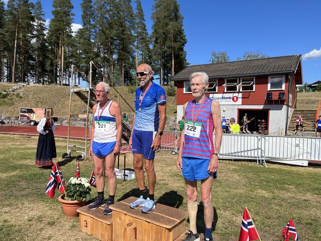 Premiepallen 3000 meter menn 75-79 år. (Foto: Ger van Graas).