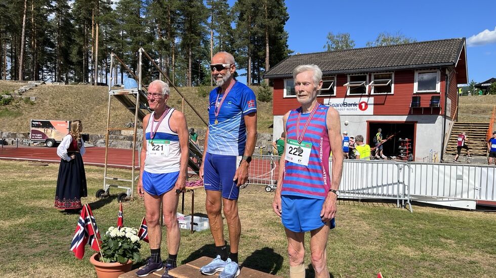 Premiepallen 3000 meter menn 75-79 år. (Foto: Ger van Graas).