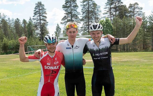 Vinneren Østen Brovold Midtsundstad mellom treeren Fredrik Nordlien (til venstre) og toeren Martin Røste Omdahl etter årets Trysil-Knut ritt . (Foto Øivind Larsen)