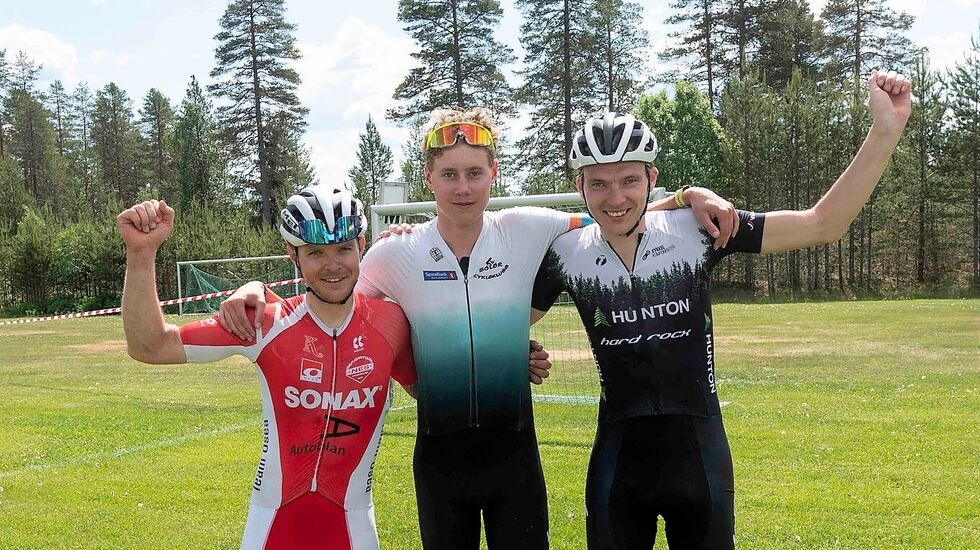 Vinneren Østen Brovold Midtsundstad mellom treeren Fredrik Nordlien (til venstre) og toeren Martin Røste Omdahl etter årets Trysil-Knut ritt . (Foto Øivind Larsen)