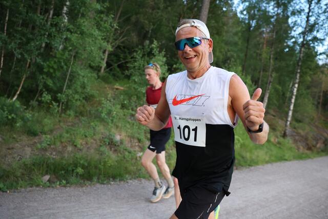 Ole Alexander Opdalshei fra Adamstuen Løpeklubb har energi til overs etter motbakkene opp på østsiden av Maridalsvannet. (Foto: Tom-Arild Hansen)