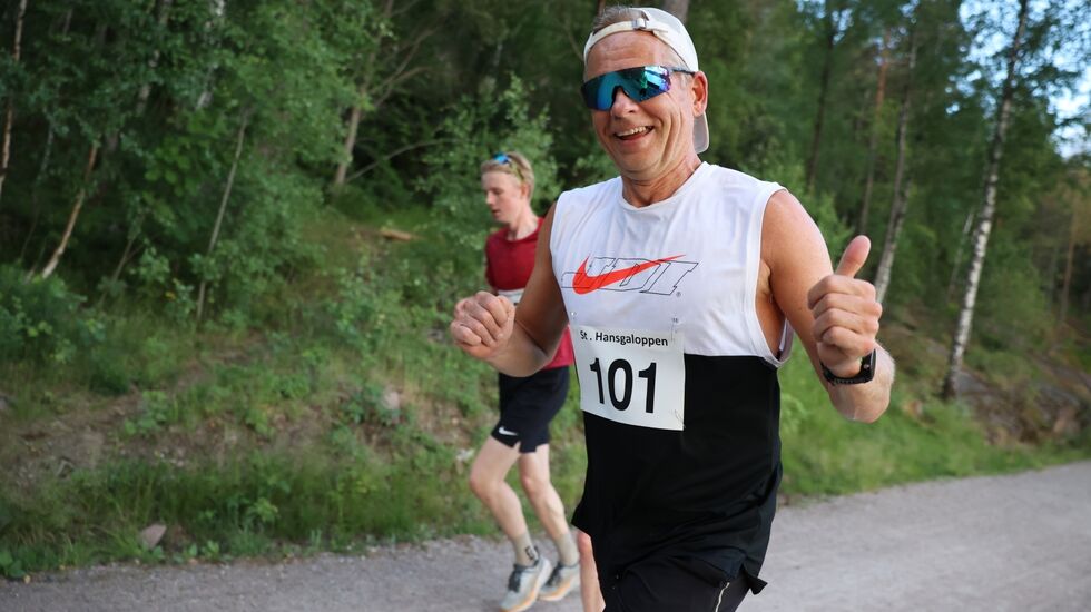 Ole Alexander Opdalshei fra Adamstuen Løpeklubb har energi til overs etter motbakkene opp på østsiden av Maridalsvannet. (Foto: Tom-Arild Hansen)