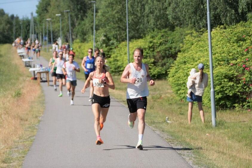 Hege Njå Bjørkmann spurter inn til 18:42 på 5 km og dagens beste aldersjusterte tid i Perseløpet 25. juni. (Arrangørfoto)