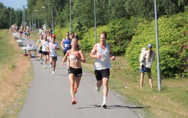 Hege Njå Bjørkmann spurter inn til 18:42 på 5 km og dagens beste aldersjusterte tid i Perseløpet 25. juni. (Arrangørfoto)