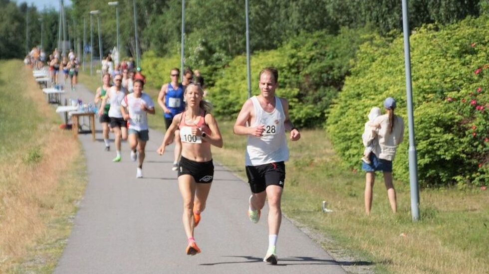 Hege Njå Bjørkmann spurter inn til 18:42 på 5 km og dagens beste aldersjusterte tid i Perseløpet 25. juni. (Arrangørfoto)