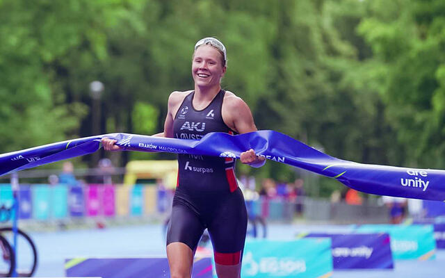 Solveig Løvseth tar sitt første gull på øverste nivå internasjonalt. (Foto: Olalla Cernuda fra World Triathlon/Norges Triatlonforbund)