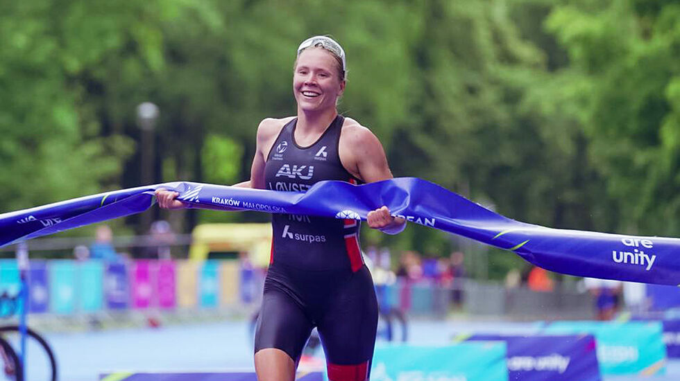 Solveig Løvseth tar sitt første gull på øverste nivå internasjonalt. (Foto: Olalla Cernuda fra World Triathlon/Norges Triatlonforbund)