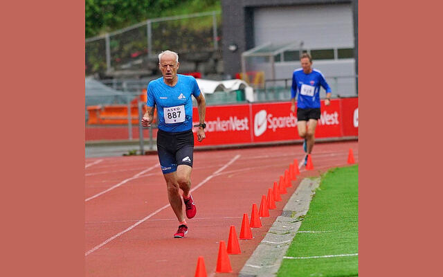 Ivar Andreas Sandø løper inn til tiden 10:43,8 under Asko-karusellen på Arna Idrettspark, dette er aldersrekord for klasse menn 70 - 74 år. (Foto: IL Fri)
