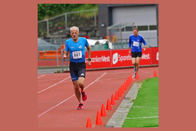 Ivar Andreas Sandø løper inn til tiden 10:43,8 under Asko-karusellen på Arna Idrettspark, dette er aldersrekord for klasse menn 70 - 74 år. (Foto: IL Fri)