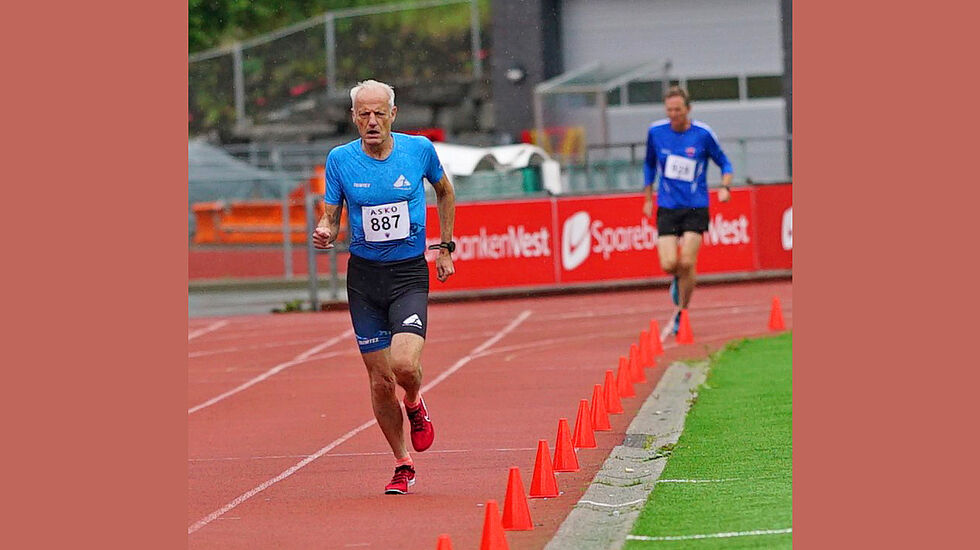 Ivar Andreas Sandø løper inn til tiden 10:43,8 under Asko-karusellen på Arna Idrettspark, dette er aldersrekord for klasse menn 70 - 74 år. (Foto: IL Fri)