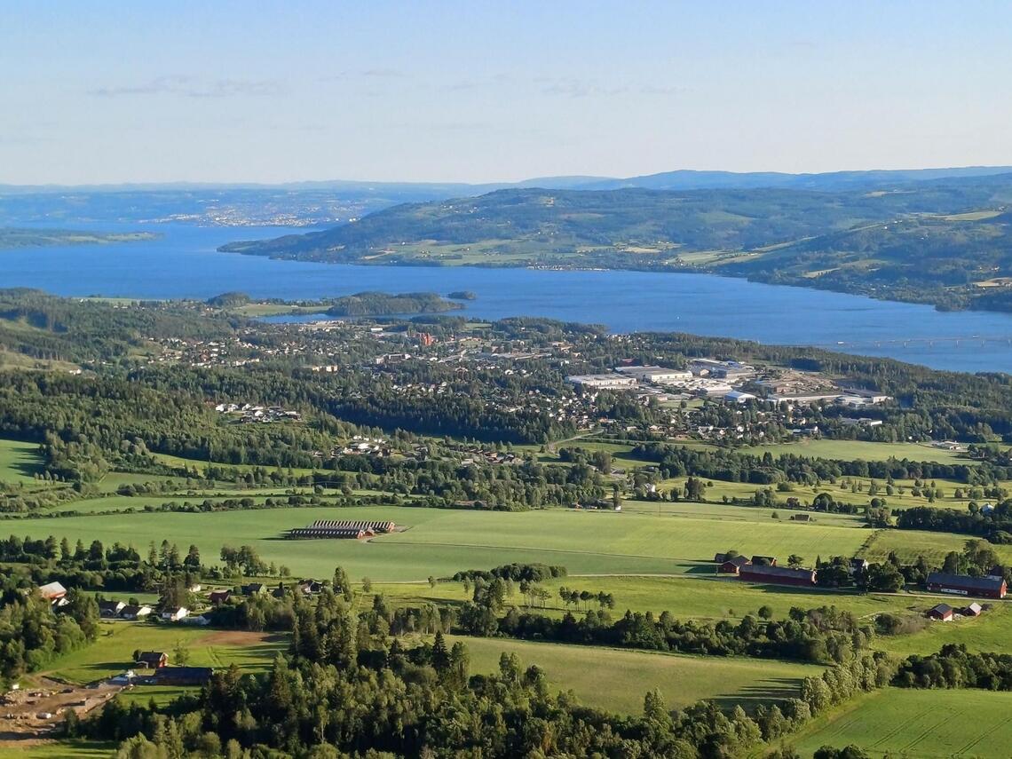 Lørdag kan du nyte utsikten over store deler av Ringsaker og Mjøsa med god samvittighet etter målgangen i Lundehøgda Opp. (Foto fra Lundehøgda Opp sin facebookside)