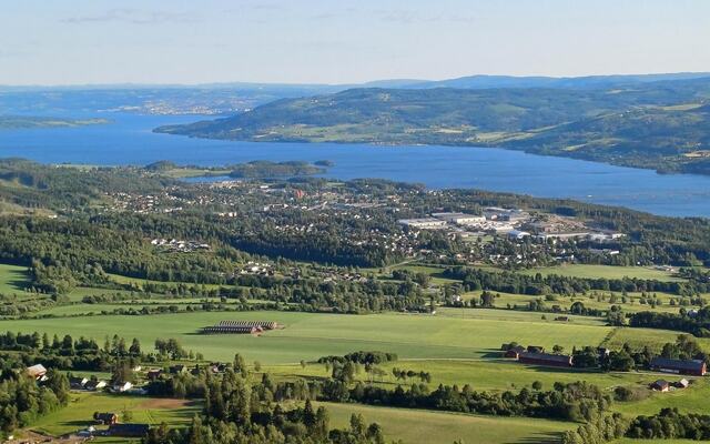 Lørdag kan du nyte utsikten over store deler av Ringsaker og Mjøsa med god samvittighet etter målgangen i Lundehøgda Opp. (Foto fra Lundehøgda Opp sin facebookside)