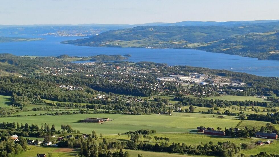 Lørdag kan du nyte utsikten over store deler av Ringsaker og Mjøsa med god samvittighet etter målgangen i Lundehøgda Opp. (Foto fra Lundehøgda Opp sin facebookside)