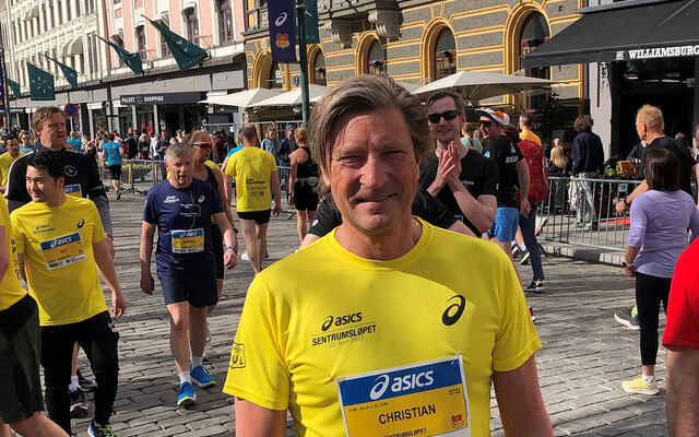 Christian Tybring-Gjedde som snart fyller 60, løp årets Sentrumsløp på 55.42. På bildet ser vi han klar for fjorårets Sentrumsløp. (Foto: privat)