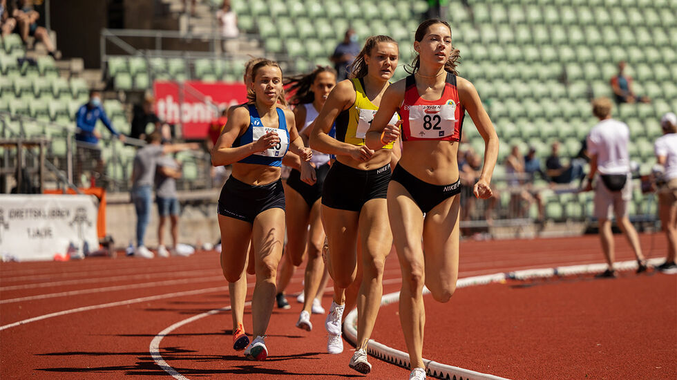 Sara Busic er offensiv, og her ser vi henne i tet på 800 meteren under Boysen Memorial på Bislett for to år siden. (Foto: Samuel Hafsahl)