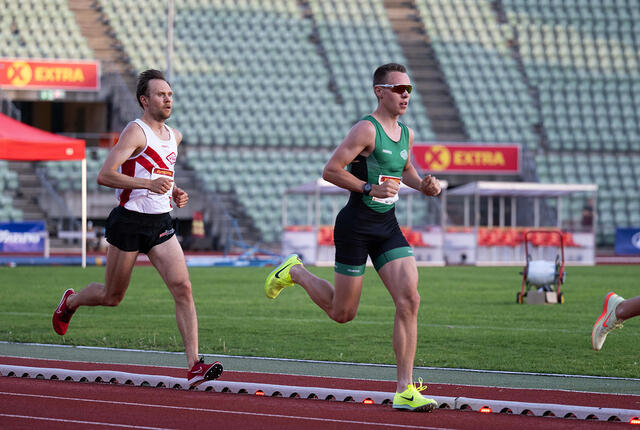 På Boysen Memorial klarte Vebjørn Hovdejord kvalifiseringskravet til U23-EM på 5000 m. Her har han følge av Sjur Prestsæter. Begge satte solid pers. (Foto: Samuel Hafsahl)