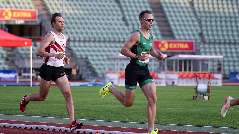 På Boysen Memorial klarte Vebjørn Hovdejord kvalifiseringskravet til U23-EM på 5000 m. Her har han følge av Sjur Prestsæter. Begge satte solid pers. (Foto: Samuel Hafsahl)
