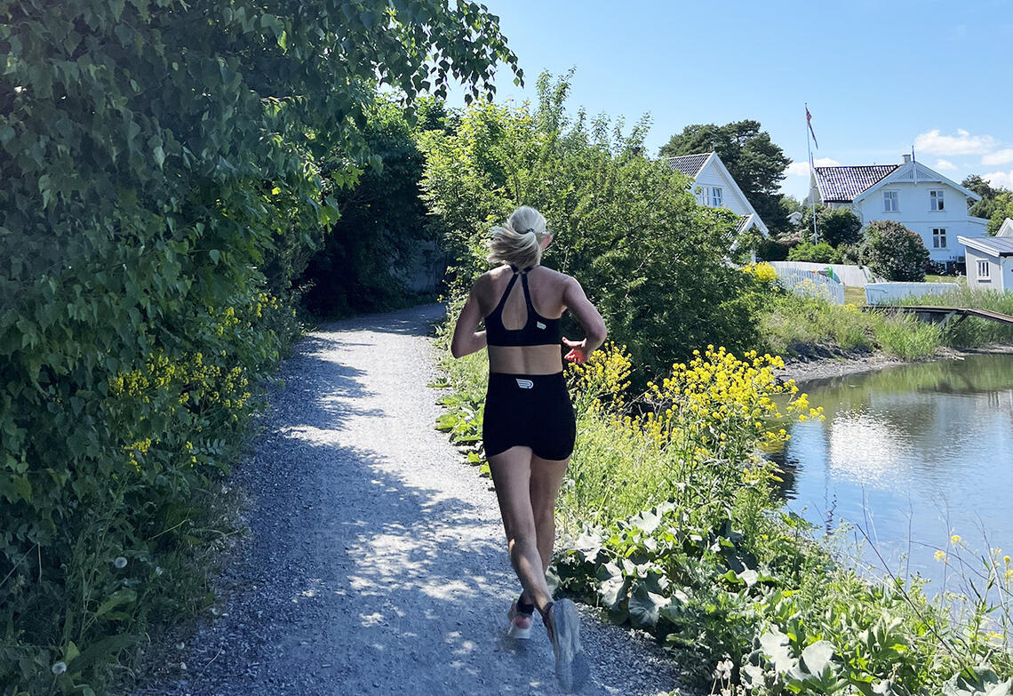 Sommerløping: På solfylte dager i nydelige omgivelser trives Astrid Brathaug Sørset ekstra godt som løper. (Foto: privat)