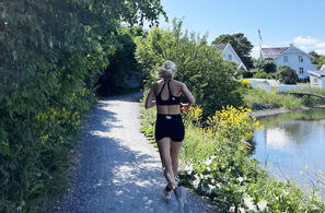 Sommerløping: På solfylte dager i nydelige omgivelser trives Astrid Brathaug Sørset ekstra godt som løper. (Foto: privat)