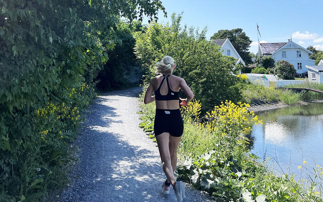 Sommerløping: På solfylte dager i nydelige omgivelser trives Astrid Brathaug Sørset ekstra godt som løper. (Foto: privat)