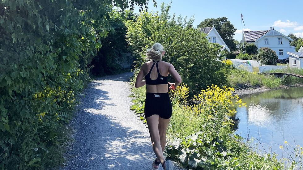 Sommerløping: På solfylte dager i nydelige omgivelser trives Astrid Brathaug Sørset ekstra godt som løper. (Foto: privat)
