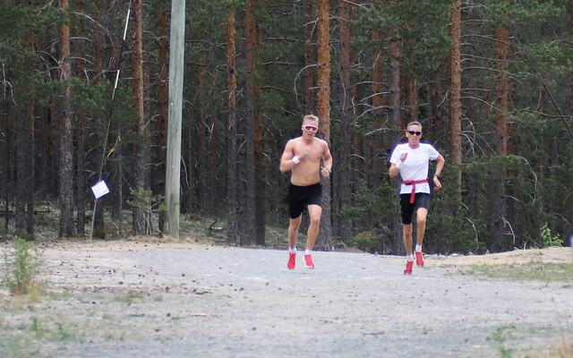 Erlend (til venstre) og Tore Kristen Stafset side om side mot mål på Strandbygda skistadion. (Foto: Sigurd Westgård)