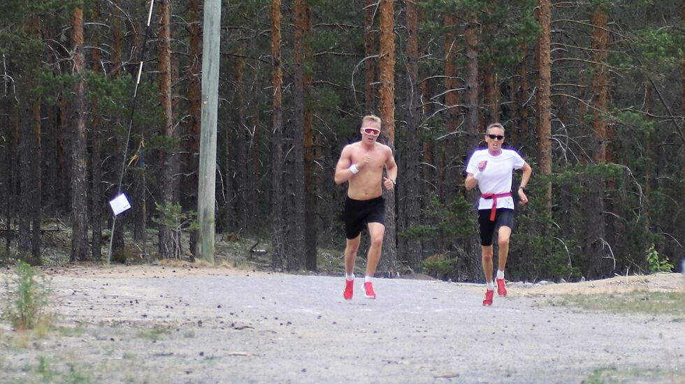 Erlend (til venstre) og Tore Kristen Stafset side om side mot mål på Strandbygda skistadion. (Foto: Sigurd Westgård)