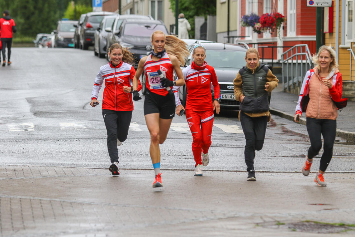 Bratsberg ILs ankerkvinne 3. dag, Hannah Mitlid Aleksandersen, kan triumfere inn på oppløpet i Levanger sammen med lagvenninnene. (Foto fra St. Olavloppets facebookside)