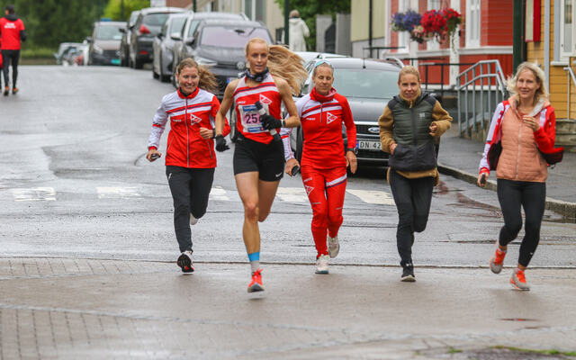 Bratsberg ILs ankerkvinne 3. dag, Hannah Mitlid Aleksandersen, kan triumfere inn på oppløpet i Levanger sammen med lagvenninnene. (Foto fra St. Olavloppets facebookside)