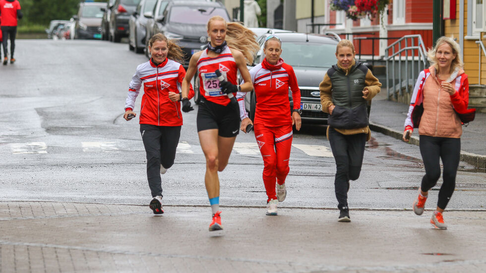 Bratsberg ILs ankerkvinne 3. dag, Hannah Mitlid Aleksandersen, kan triumfere inn på oppløpet i Levanger sammen med lagvenninnene. (Foto fra St. Olavloppets facebookside)