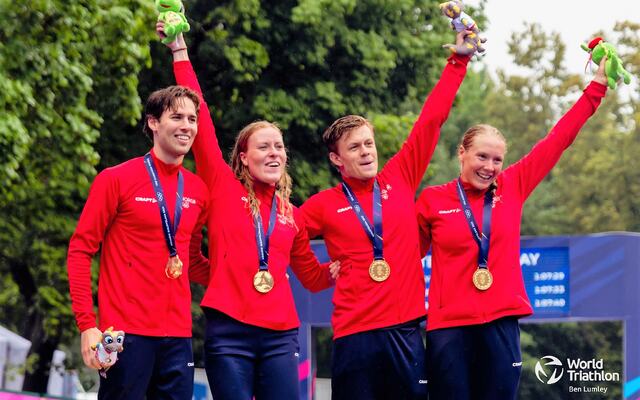 Den norske kvartetten øverst på seierspallen i Krakow (fra venstre): Vetle Bergsvik Thorn, Solveig Natvig Løvseth, Casper Stornes og Lotte Miller. (Foto fra World Triathlons facebookside)
