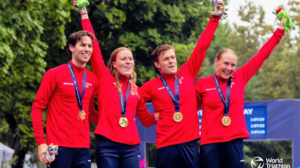 Den norske kvartetten øverst på seierspallen i Krakow (fra venstre): Vetle Bergsvik Thorn, Solveig Natvig Løvseth,  Casper Stornes og Lotte Miller. (Foto fra World Triathlons facebookside)