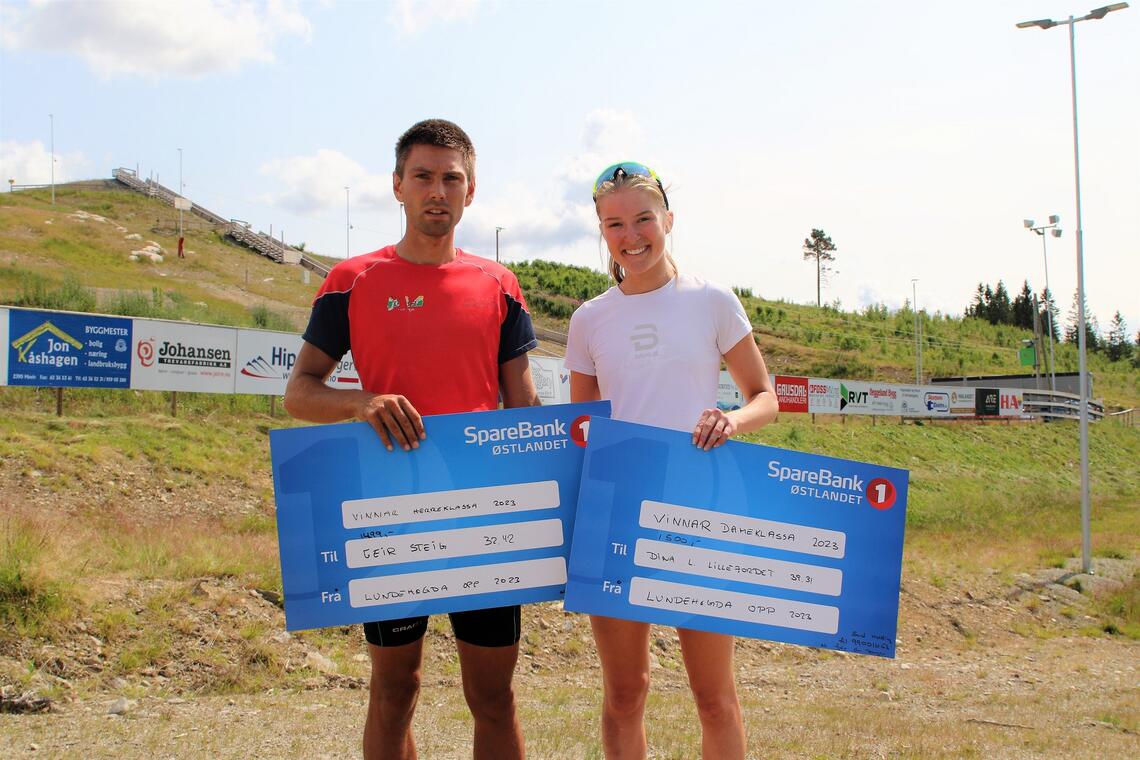 Vinnerne Geir Steig og Dina Lidahl Lillejordet med sine førstepriser i Amlisberget skianlegg etter løpet. (Foto: Rolf Bakken)