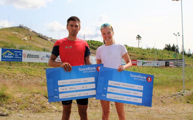 Vinnerne Geir Steig og Dina Lidahl Lillejordet med sine førstepriser i Amlisberget skianlegg etter løpet. (Foto: Rolf Bakken)