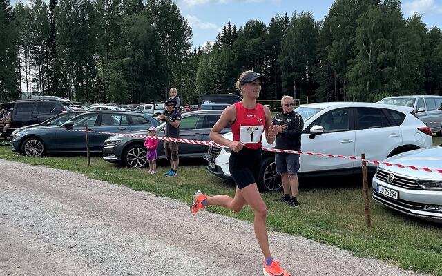 Sigrun Gjølberg forbedret løyperekorden med 17 minutter da hun ble første kvinne sub-3 timer i Rømskog lørdag. (Foto fra Unionsmarathons facebookside)