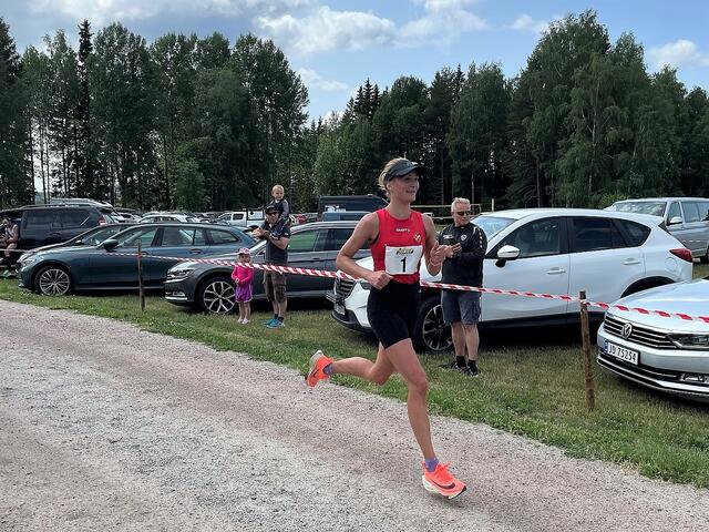 Sigrun Gjølberg forbedret løyperekorden med 17 minutter da hun  ble første kvinne sub-3 timer i Rømskog lørdag. (Foto fra Unionsmarathons facebookside)