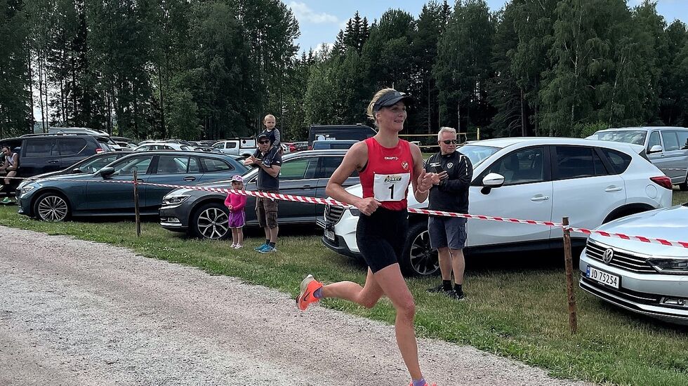 Sigrun Gjølberg forbedret løyperekorden med 17 minutter da hun  ble første kvinne sub-3 timer i Rømskog lørdag. (Foto fra Unionsmarathons facebookside)