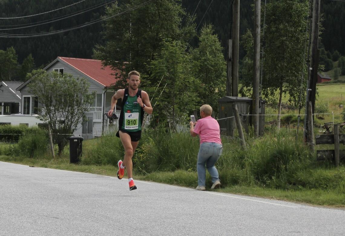 Eivind Øygard vant 5 km i Jølster Maraton på tiden 14-44
