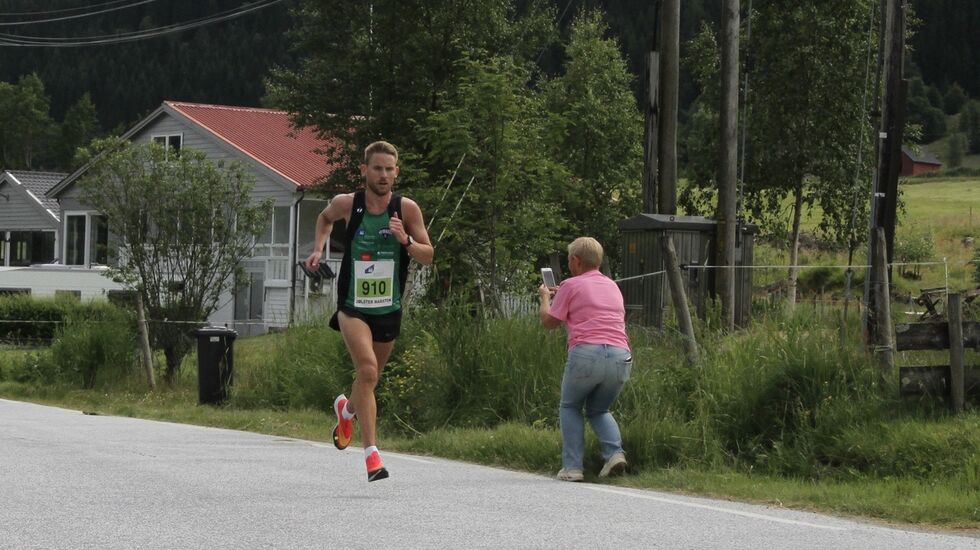 Eivind Øygard vant 5 km i Jølster Maraton på tiden 14-44