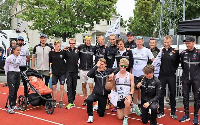 Svorkmo/NOI herrelag forsvarte seieren etter 18 timer 39 minutter og 53 sekunders løping fra Østersund til Trondheim. (Foto: T-E Nilsson)