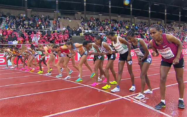 Fra starten på 5000 m i regnværet på Stockholm Stadion søndag med Karoline Bjerkeli Grøvdal midt i feltet. (Skjermdump fra NRK)