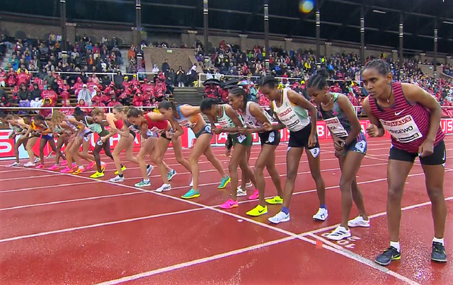 ra starten på 5000 m i regnværet på Stockholm Stadion søndag med Karoline Bjerkeli Grøvdal midt i feltet. (Skjermdump fra NRK)
