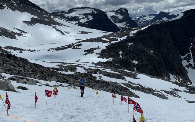 Jon Breivold på de siste meterne opp til Trollveggen. (Foto fra arr. facebookside)